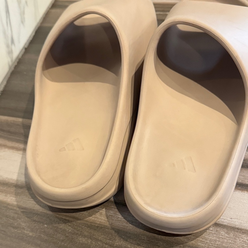 Yeezy Cream Slide Sandals - Picture 2 of 7